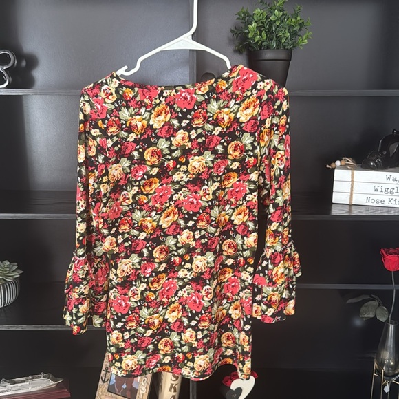 Dainty Jewell’s Ruffle Top - Picture 4 of 4